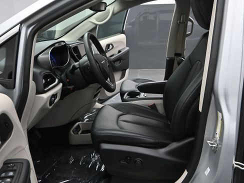 Used 2024 Chrysler Pacifica Touring-L FWD image 19