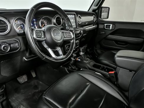 Used 2019 Jeep Wrangler Unlimited Sahara image 16