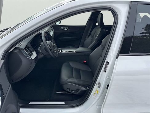 Used 2025 Volvo XC60 B5 Plus image 11