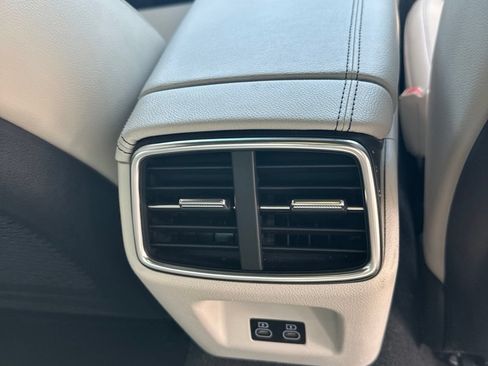 Used 2025 Genesis G70 2.5T RWD image 9