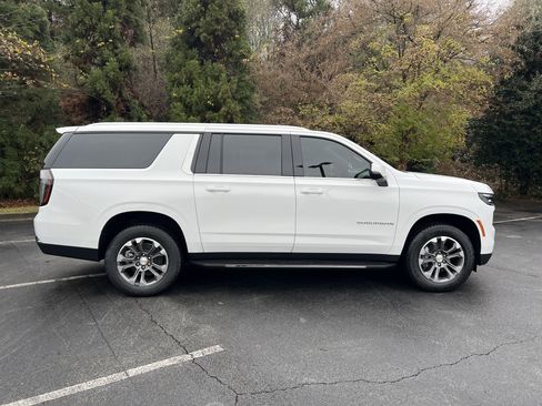 New 2026 Chevrolet Suburban LT image 11