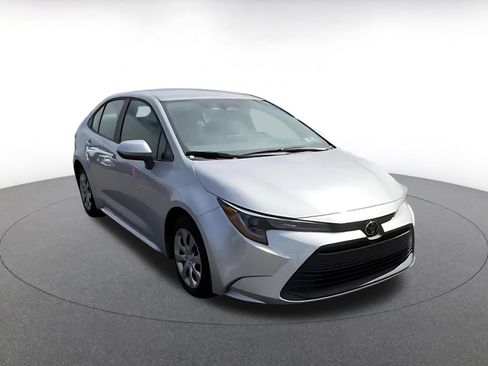 Used 2025 Toyota Corolla LE FWD image 3