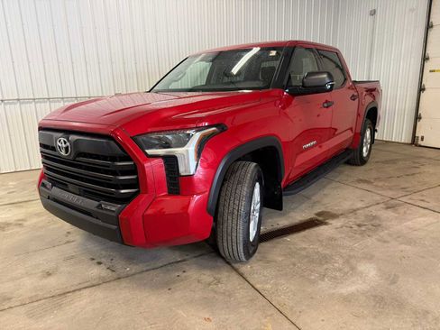 Used 2022 Toyota Tundra SR5 w/ SR5 Convenience Package image 1