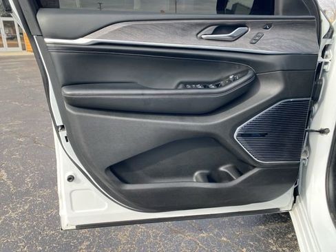 Certified 2022 Jeep Grand Cherokee L Overland w/ Luxury Tech Group IV image 23