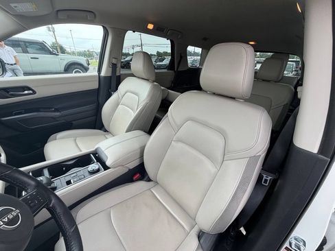 Used 2023 Nissan Pathfinder SL AWD/4WD image 10