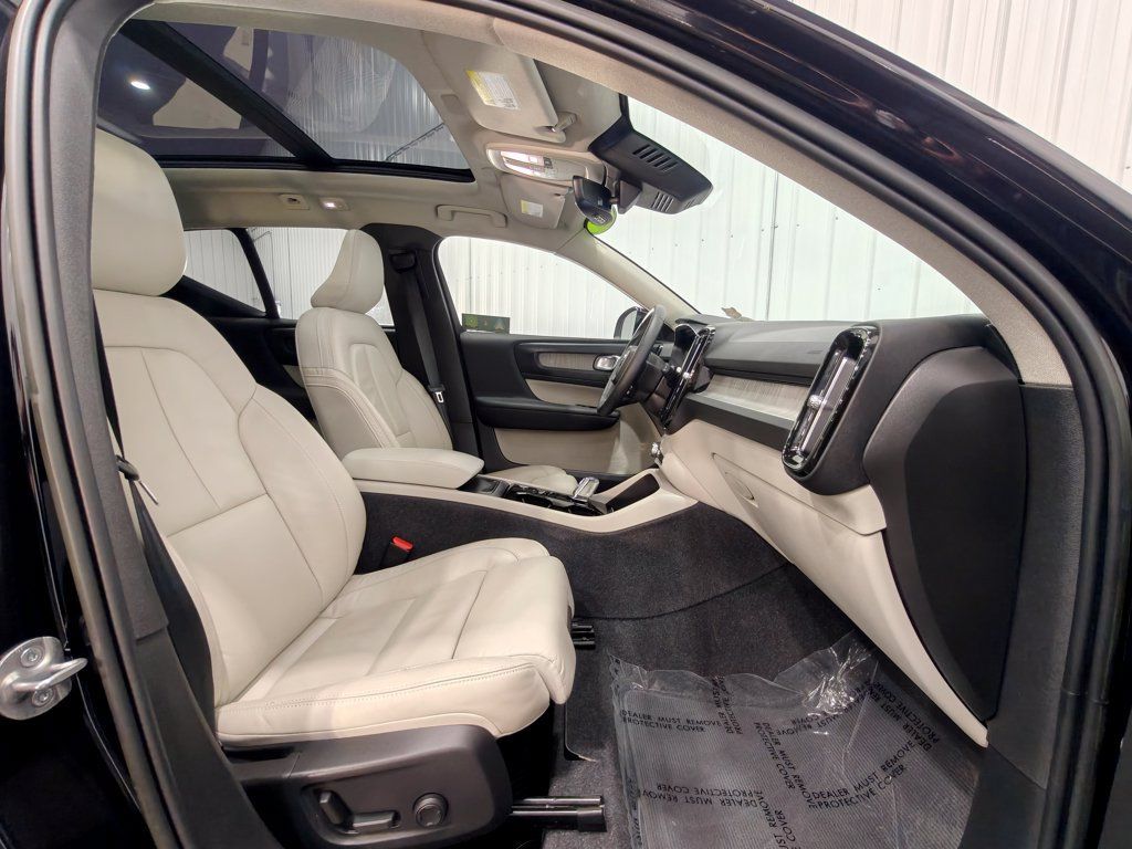 Used 2023 Volvo XC40 B4 Ultimate FWD image 28