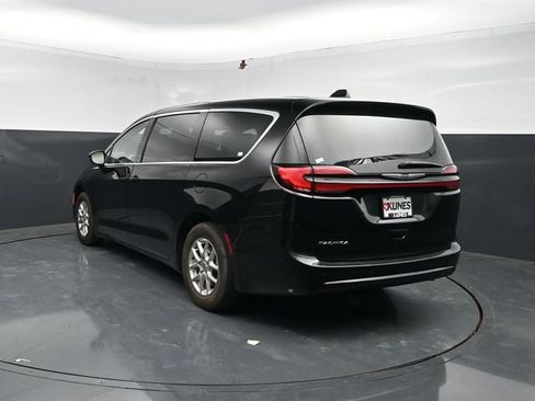 Used 2024 Chrysler Pacifica Touring-L FWD image 6