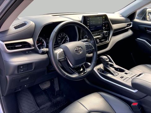 Used 2021 Toyota Highlander XLE AWD/4WD image 18