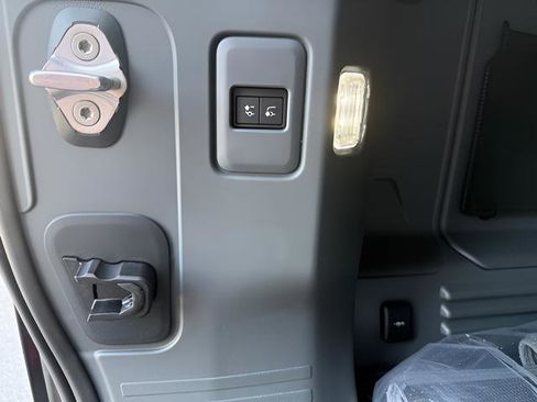 New 2026 Land Rover Defender 110 X-Dynamic SE image 34