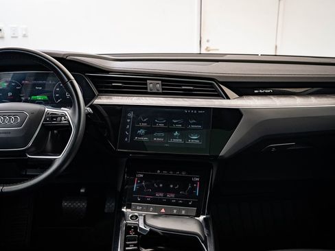 Used 2022 Audi e-tron Premium w/ Convenience Plus Package image 31