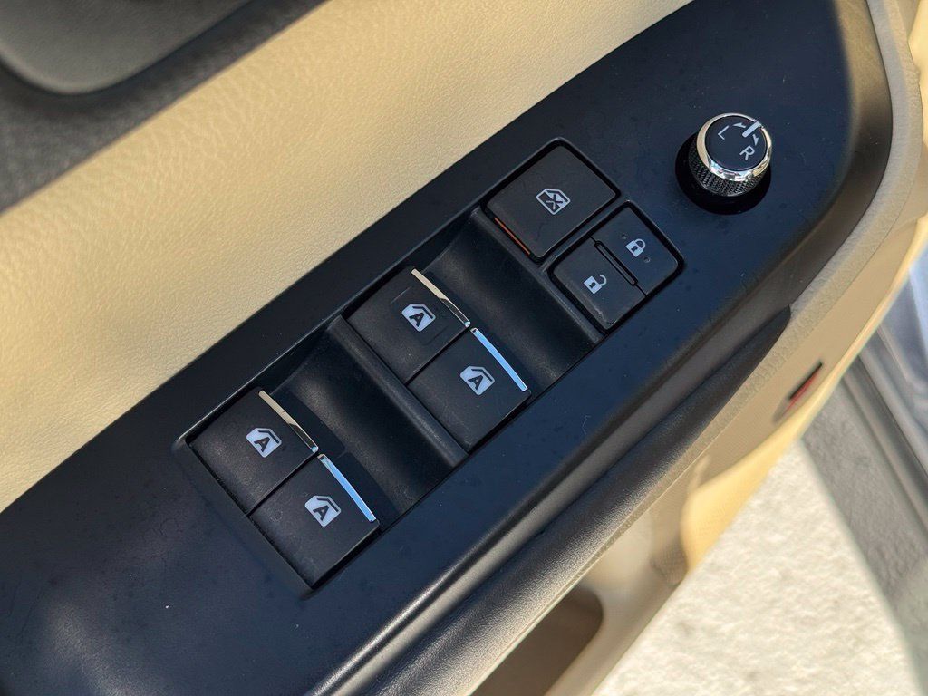 Used 2019 Toyota Highlander Limited FWD image 33
