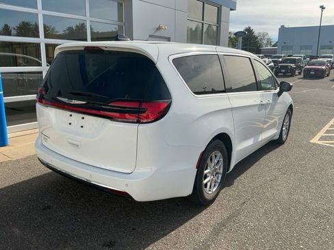Used 2024 Chrysler Pacifica Touring-L FWD image 7