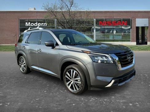 Certified 2025 Nissan Pathfinder Platinum w/ Cargo Package FWD image 5