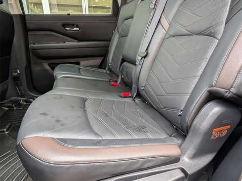 Used 2023 Nissan Pathfinder Platinum w/ Cargo Package image 18