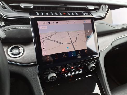 Used 2022 Jeep Grand Cherokee Overland w/ Luxury Tech Group IV image 22