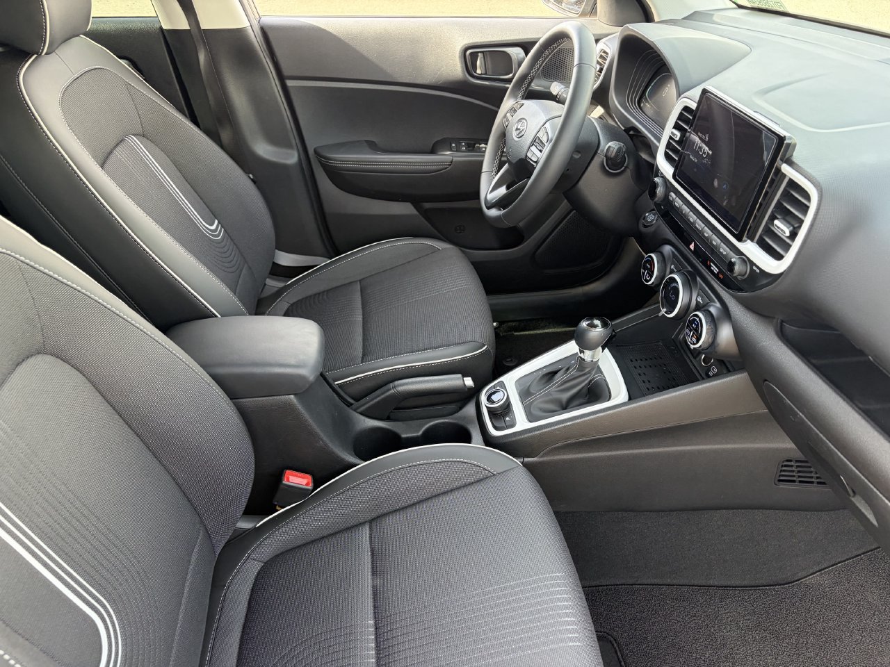 Used 2025 Hyundai Venue Limited FWD image 12