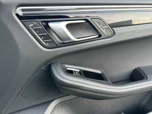Used 2025 Porsche Macan image 19