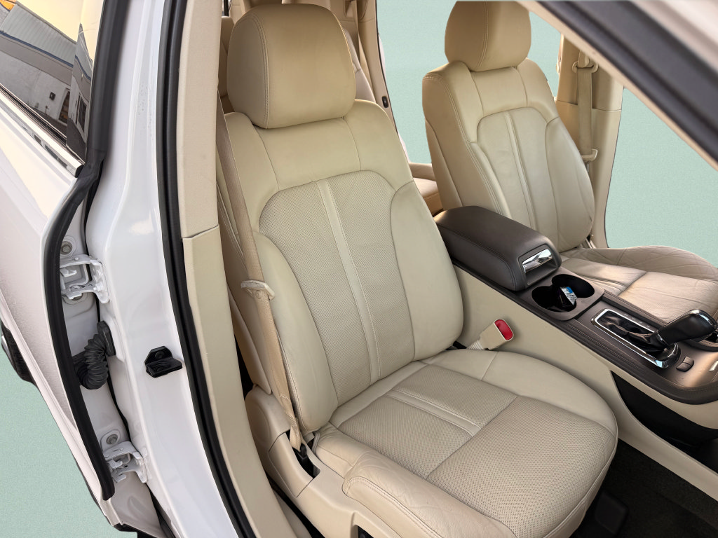 Used 2018 Lincoln MKT AWD image 32