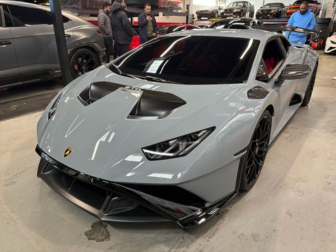 Used 2024 Lamborghini Huracan STO image 11