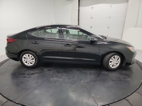 Used 2019 Hyundai Elantra SE image 11