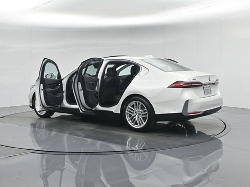 Used 2025 BMW 530i xDrive w/ Premium Package image 38