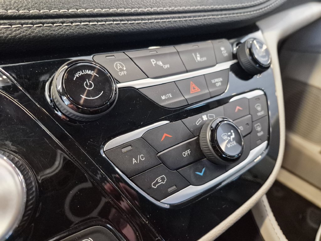 Used 2023 Chrysler Pacifica Limited FWD image 23