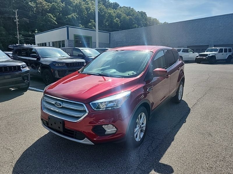 Used 2017 Ford Escape SE w/ SE Cold Weather Package AWD/4WD image 3