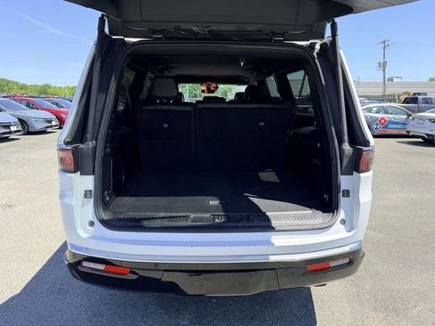 Used 2023 Jeep Wagoneer L Series II AWD/4WD image 12