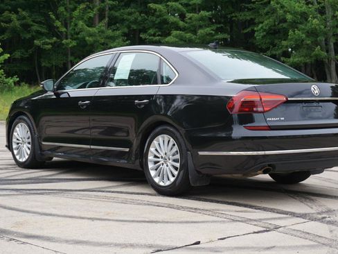Used 2017 Volkswagen Passat 1.8T SE w/ SE Lighting Package FWD image 3