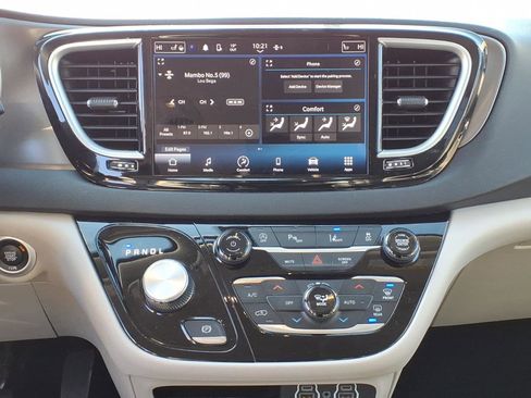 Used 2023 Chrysler Pacifica Touring-L image 14