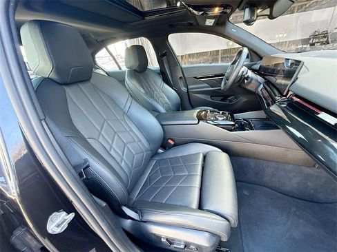 Used 2024 BMW 530i xDrive image 33