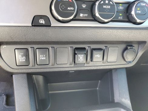 Used 2022 Toyota Tacoma SR5 w/ Technology Package RWD image 21