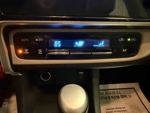 Used 2017 Toyota Corolla LE image 33