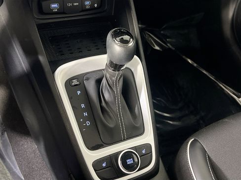 Used 2023 Hyundai Venue Limited image 17