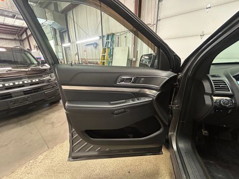 Certified 2018 Ford Explorer XLT w/ Equipment Group 202A AWD/4WD image 14