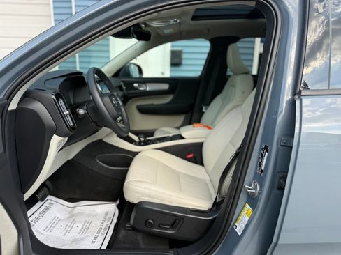 Used 2022 Volvo XC40 T5 Momentum w/ Premium Package AWD/4WD image 10