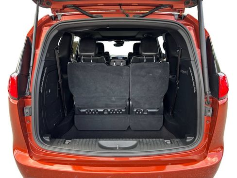 Used 2018 Chrysler Pacifica Limited w/ Advanced Safetytec Group FWD image 14