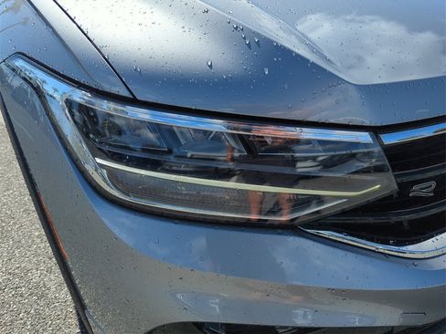 Used 2022 Volkswagen Tiguan SE R-Line image 17
