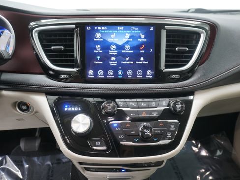 Used 2018 Chrysler Pacifica Limited w/ Tire & Wheel Group image 21