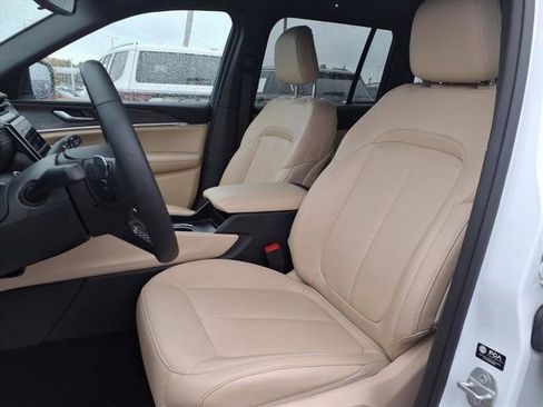 Used 2024 Jeep Grand Cherokee Limited image 11