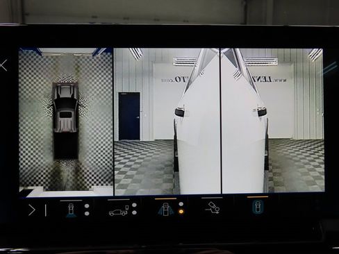 Used 2025 Chevrolet Silverado 2500 ZR2 w/ Technology Package image 19