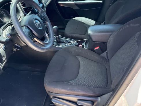 Used 2019 Jeep Cherokee Latitude w/ Popular Appearance Group FWD image 7