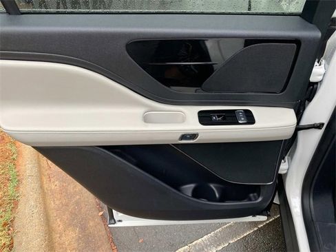 Used 2025 Lincoln Aviator 2WD image 11