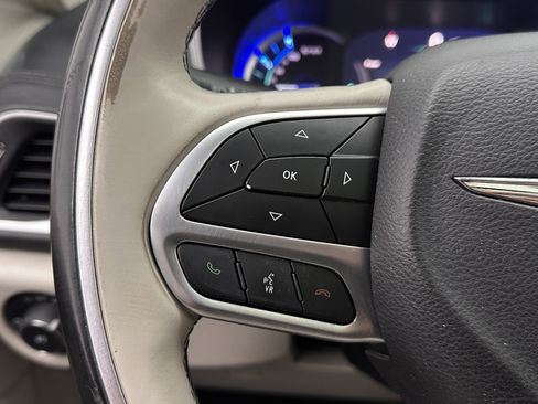Used 2018 Chrysler Pacifica Limited w/ Advanced Safetytec Group FWD image 16