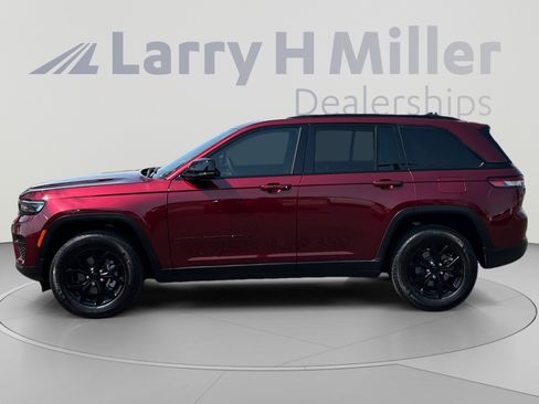 Used 2025 Jeep Grand Cherokee Altitude AWD/4WD image 2