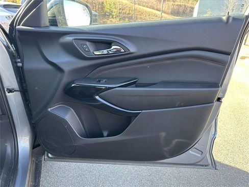 Used 2025 Chevrolet Trax RS w/ Sunroof Package image 23