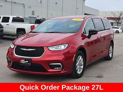 Used 2025 Chrysler Pacifica Select image 4