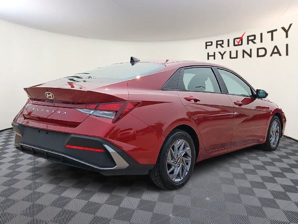 Used 2024 Hyundai Elantra SEL FWD image 4
