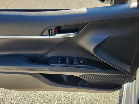 Used 2020 Toyota Camry SE image 13