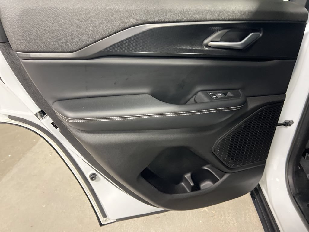 Used 2025 Jeep Grand Cherokee Altitude AWD/4WD image 18